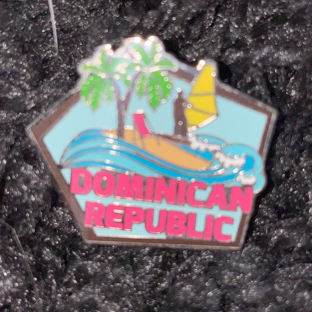 🎄5 for $15🎄   Dominican Republic Trading Pin